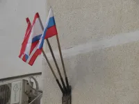 На доме по Кирова, 119 в Керчи заменили порванные ветром флаги