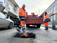 Новости » Общество: В Керчи продолжают «латать» ямы на дорогах