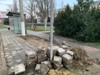 Новости » Общество: У остановки "Горбольница" в Керчи восстанавливают плитку