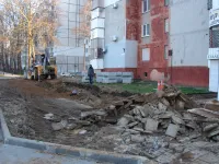 Новости » Общество: У дома по Генерала Петрова, 18 в Керчи тепловики заменят плиту над теплотрассой