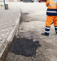 Новости » Общество: В Керчи «латают» ямы на дорогах