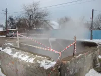 Новости » Коммуналка: У гимназии №1 в Керчи над колодцем теплотрассы валит пар почти неделю