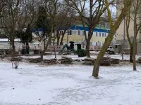 Новости » Общество: Демонтаж плитки у Школы искусств им. Р. Сердюка в Керчи продолжается и в мороз