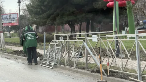 В Керчи восстанавливают дорожное ограждение после аварии