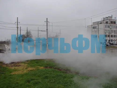 Ворошиловское кольцо в Керчи: с газона валит пар