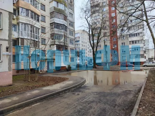 С фасадной части МКД Генерала Петрова, 20 в Керчи дожди затопили подъездную дорогу