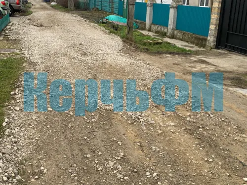 Дорогу по улице Крымской в выходные разровняли еще одним грузовиком щебня