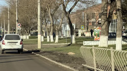 Парковка на газонах: в Керчи просят продлить линию ограждений