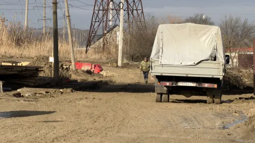 Жители Солдатской Слободки в Керчи продолжают утопать в грязи
