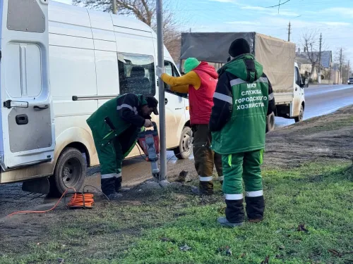 В Керчи продолжают устанавливать новые дорожные знаки