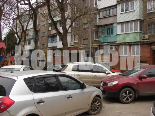 Жителям дома по Щорса, 3 в Керчи не хватает парковочных мест