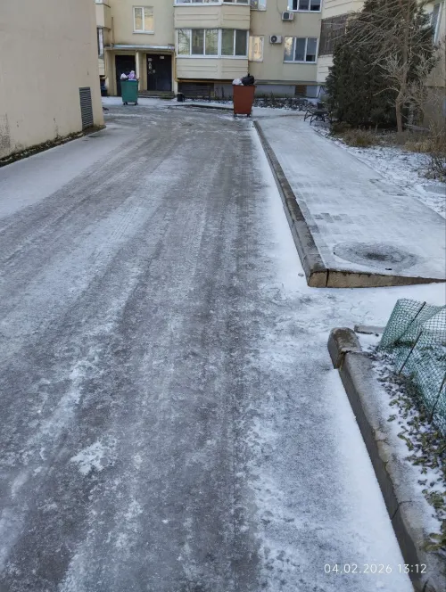 Жители района Аршинцево в Керчи жалуются на необработанные песком тротуары