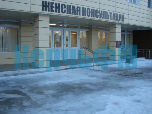 Керчанки жалуются на обледенение тротуара возле Женской консультации