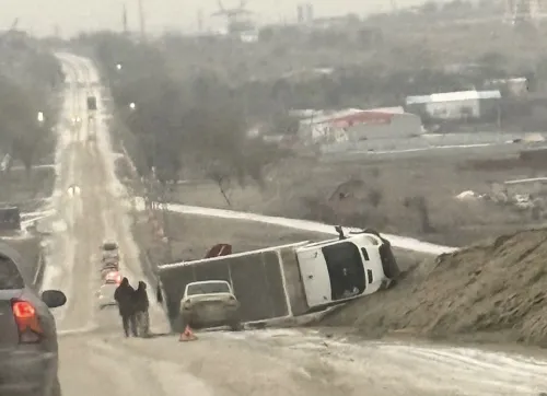 На въезде в Керчь перевернулся грузовик