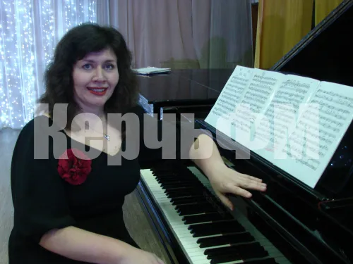 В Школе искусств им. Р. Сердюка в Керчи с сольным концертом выступила именитая пианистка из Феодосии