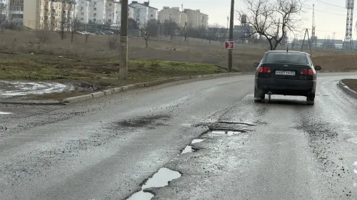 Дорожное покрытие в Керчи снова требует срочного ремонта