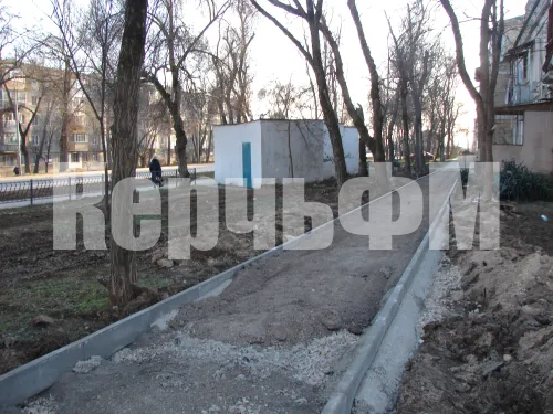 Перед МКД по Казакова, 42 и 44  в Керчи делают новые тротуары