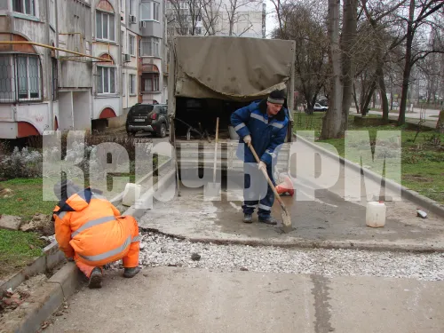 На дороге-дублере по Генерала Петрова в Керчи восстанавливают бордюры