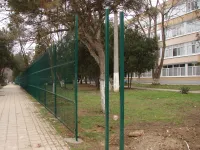 Вокруг школы №25 в Керчи завершают установку ограждения