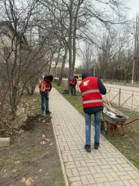 Новости » Коммуналка: Коммунальщики Керчи приступили к очистке города после морозов
