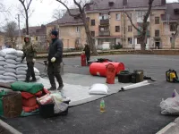 Новости » Общество: Во дворе по Казакова, 46 приступили к укладке резинового покрытия на новой футбольной площадке