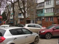 Новости » Общество: Жителям дома по Щорса, 3 в Керчи не хватает парковочных мест