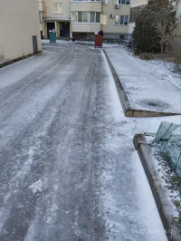 Жители района Аршинцево в Керчи жалуются на необработанные песком тротуары