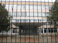 Новости » Общество: У Школы №25 в Керчи завершена установка ограждения