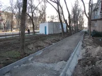 Новости » Общество: Перед МКД по Казакова, 42 и 44  в Керчи делают новые тротуары