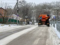 Новости » Общество: Дорожные службы Керчи продолжают обработку дорог от гололеда