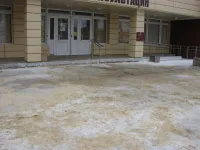 В Керчи продолжают усиленную борьбу с гололедом