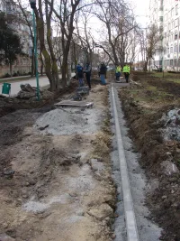 Новости » Общество: Вдоль  аллеи по Сморжевского в Керчи укладывают новые бордюры