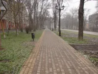 Новости » Общество: Вдоль аллеи по Казакова в Керчи демонтировали все лавочки