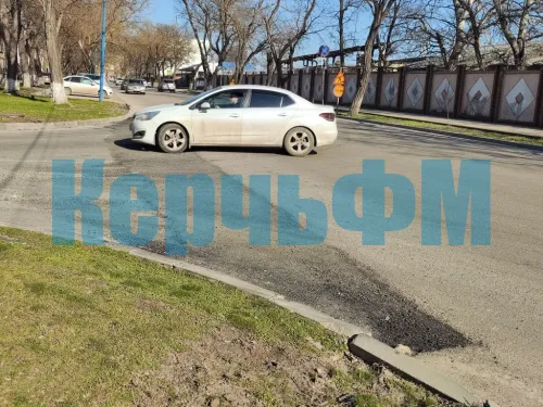 На съезде с улицы Фурманова на Кирова в Керчи заасфальтировали перепад дороги