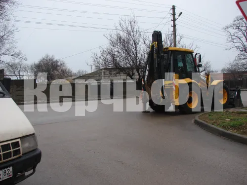 Неправильно припаркованная тяжелая техника стоит на Кирова в Керчи несколько дней