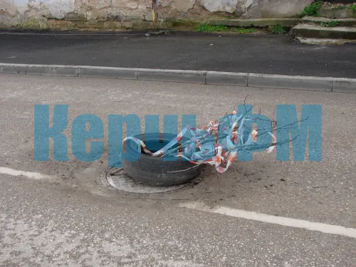 Канализационный колодец на улице 23 Мая огорожен автомобильной покрышкой