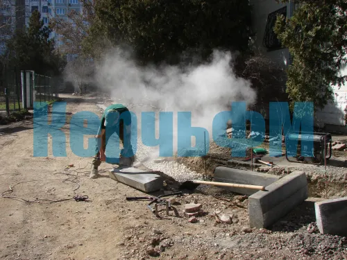 У здания Фонда социального страхования в Керчи делают новые тротуары