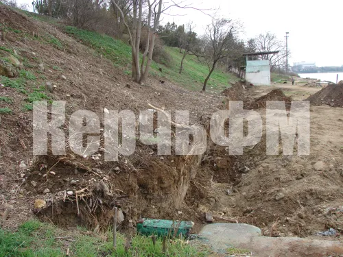 На зоне отдыха Сморжевского в Керчи пока работает только уборщица территории