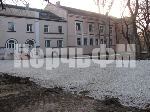 У Политехнического колледжа Керчи тротуары готовы принимать новую плитку