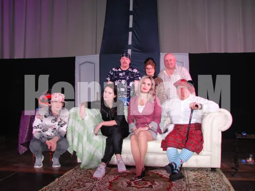 Керченские театралы представили зрителю комедию "Папа в паутине"