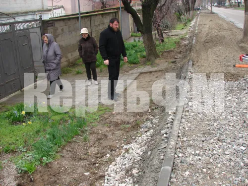 Представитель подрядчика "СТГ-Юг" объяснил жителям частного сектора по Кирова, какими будут заезды во дворы