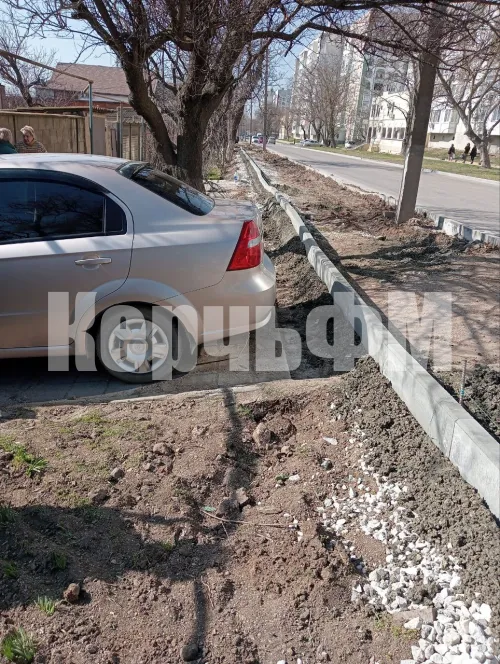 Жителям частного сектора по улице Кирова в Керчи заблокировали выезд из дворов