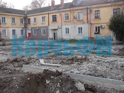 В Керчи развернуты работы по благоустройству территорий в районе дома Энгельса, 26