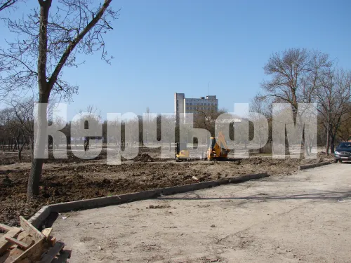 В Приморском парке Керчи завершают расчистку окраин