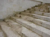 Новости » Общество: Ступени Митридатской лестницы в Керчи продолжают разрушаться