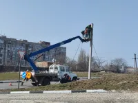 Вдоль новой дороги от Марата до Куль-Обинского шоссе в Керчи продолжают устанавливать опоры уличного освещения