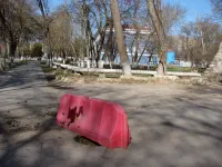 Новости » Общество: На перекрестке улиц 12 Апреля и Энгельса открытый канализационный колодец оградили щитами