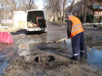 Новости » Коммуналка: Водоканал устраняет течь из канализационного колодца в районе перекрестка Энгельса и 12 Апреля