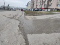 Новости » Коммуналка: В районе Верхнего Солнечного в Керчи бегут ручьи канализации