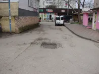 У дома по Сморжевского, 4 в Керчи проседает грунт